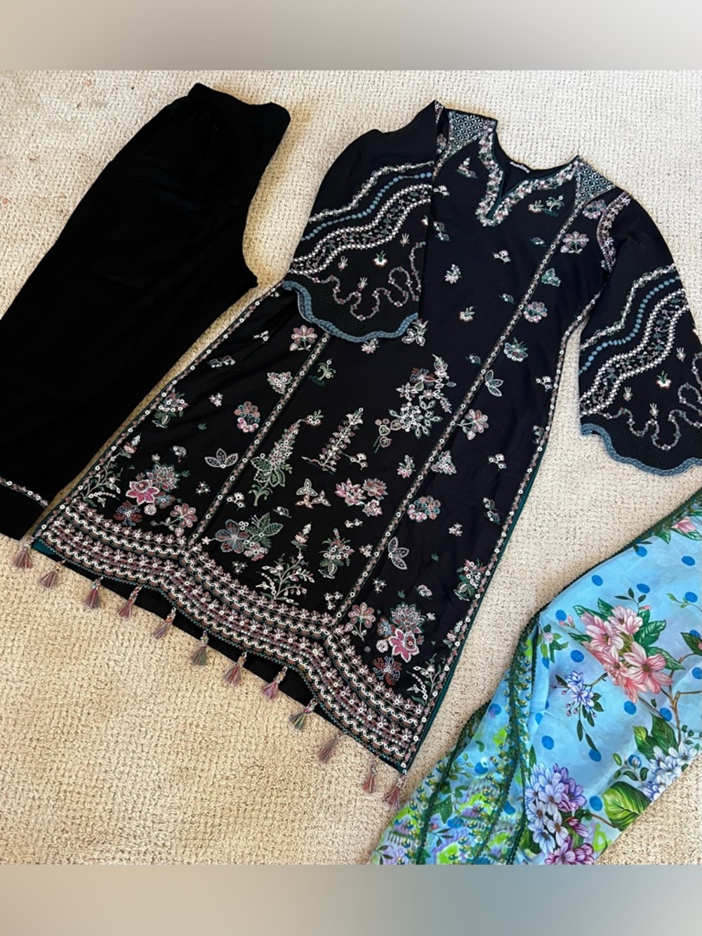 Hussain Rehar Embroidered lawn dress India Pakistani - Picture 11 of 12